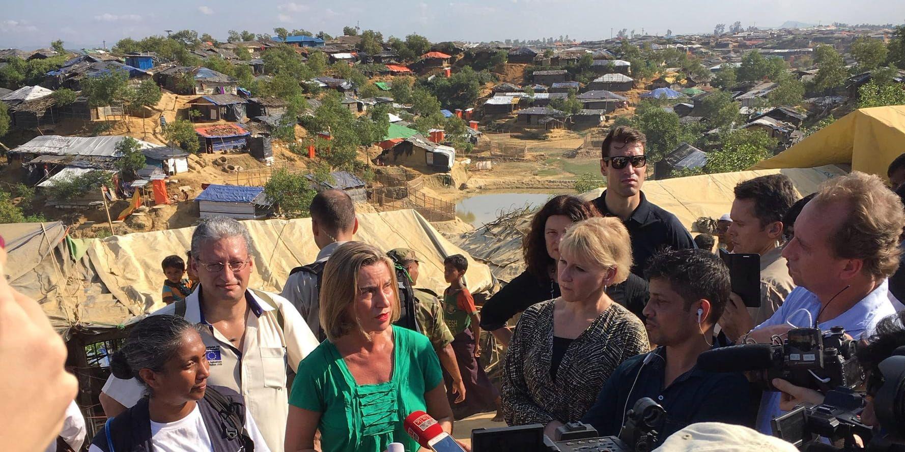 Margot Wallström under sitt besök i ett flyktingläger i Burma, tillsammans med bland andra EU-chefen Federica Mogherini.