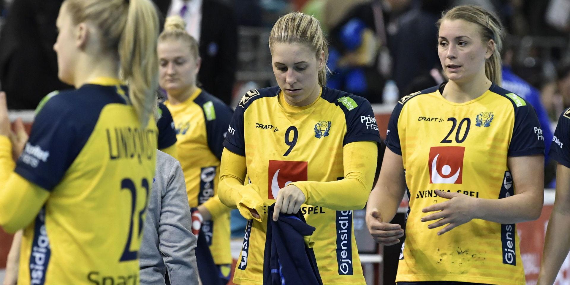 Melissa Petrén och Isabelle Gulldén deppar efter förlusten mot Ryssland.