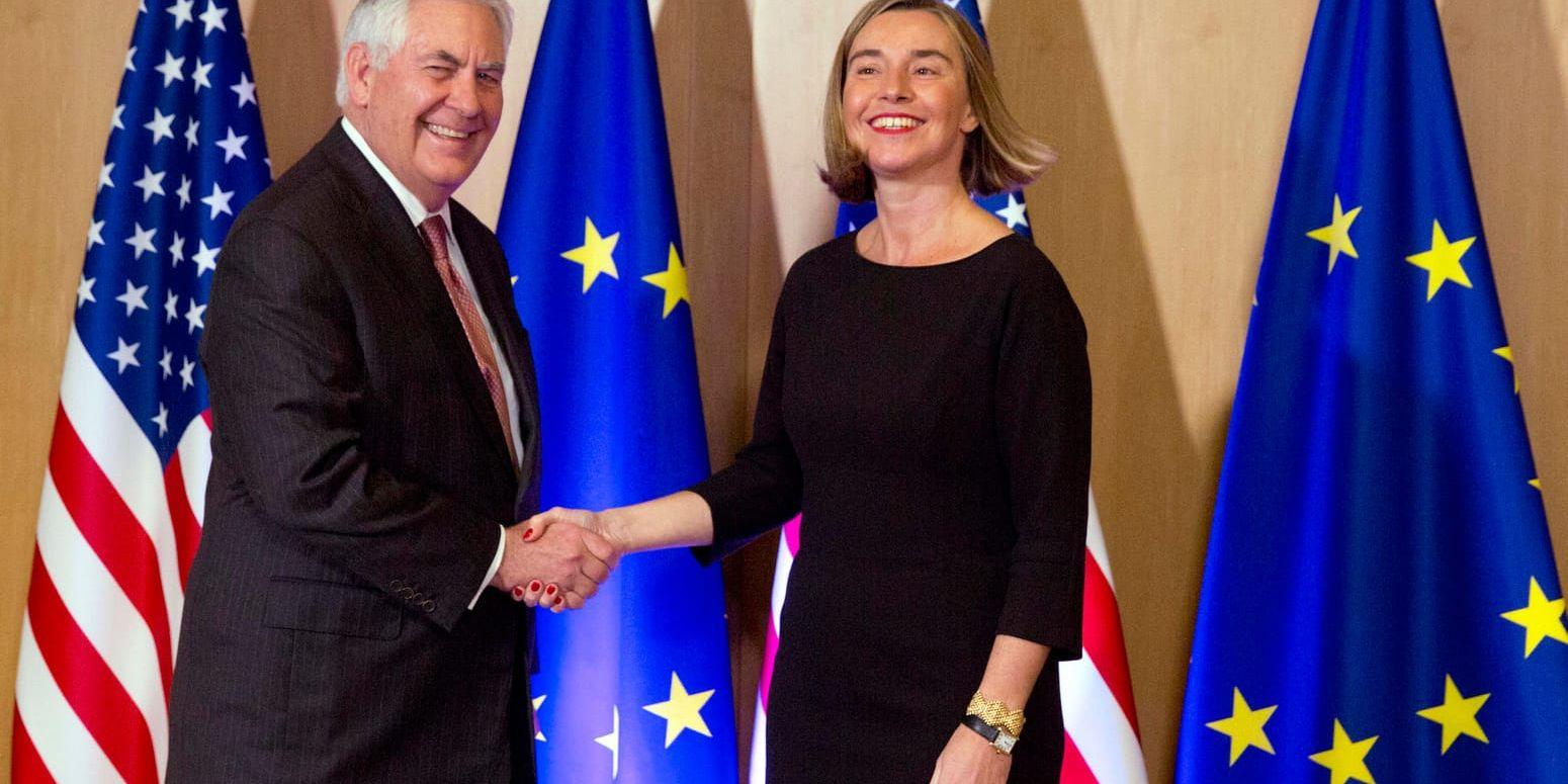 Rex Tillerson hälsas välkommen av Federica Mogherini i Bryssel på tisdagen.