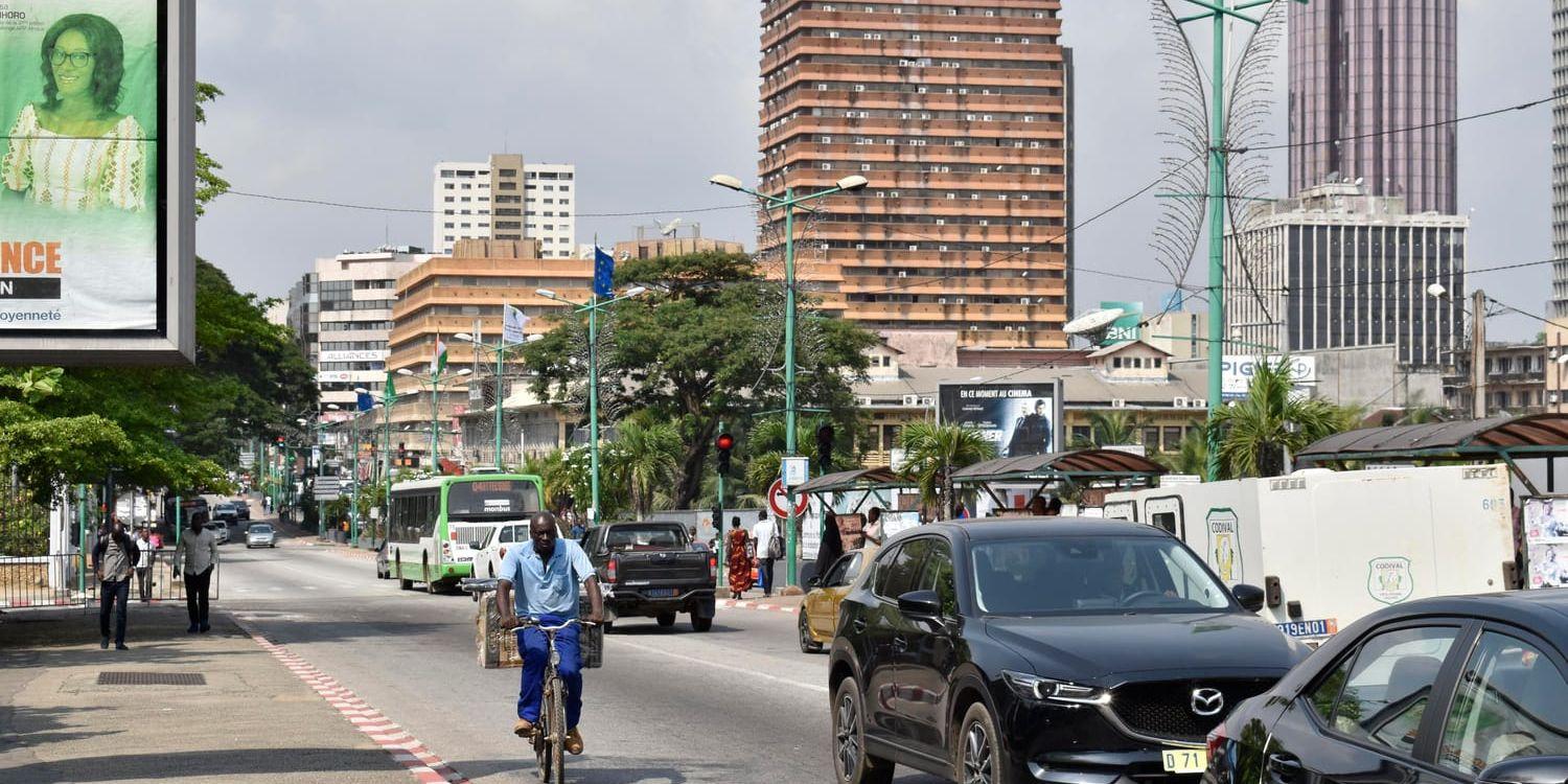 Elfenbenskustens ekonomiska huvudstad Abidjan är en av de snabbast växande städerna i Afrika. Landets regering satsar mycket på infrastruktur för att hantera stadens ökande befolkning.