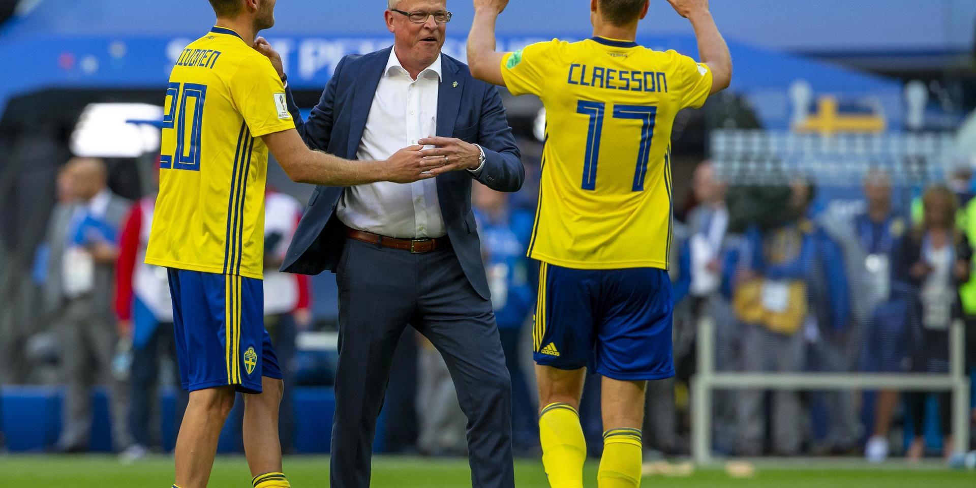 Ola Toivonen, Janne Andersson och Viktor Claesson efter segern i VM-åttondelsfinalen mot Schweiz 2018. Arkivbild.