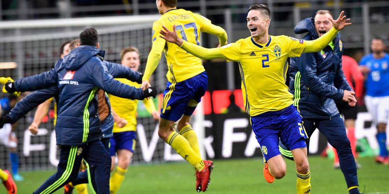 Sveriges Mikael Lustig med flera jublar efter slutsignalen i måndagens VM-kval, playoff, andra matchen, mellan Italien och Sverige på San Siro i Milano. Matchen slutade 0-0 och Sverige går vidare till VM.
